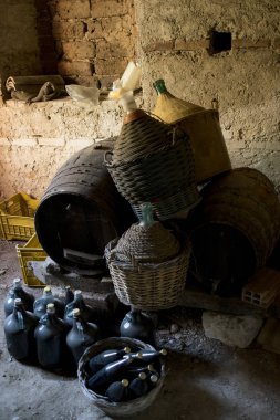 Fıçı şişe cam balonlar ve damacanalar eski şarap mahzeni