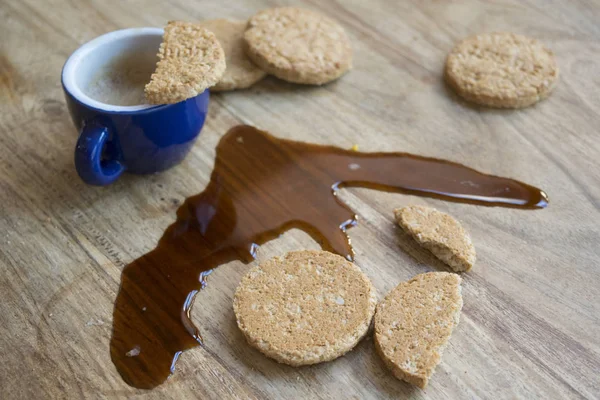 Печиво і кава еспресо, розлиті на столі — стокове фото