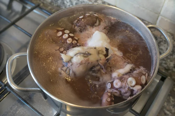 Cooking fresh octopus — Stock Photo, Image