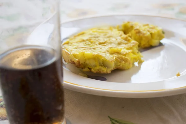 Frittata met aardappelen en verse drankje — Stockfoto