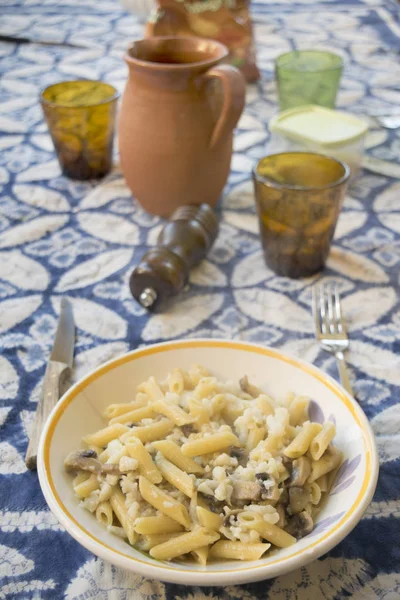 Pennette med champinjoner och blomkål — Stockfoto