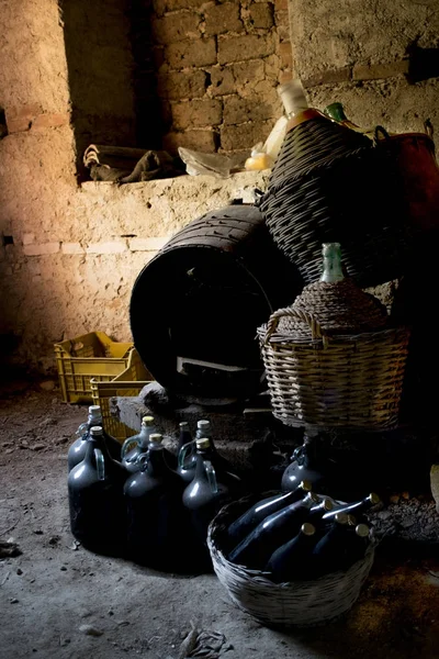 Antigua bodega con botellas de barril y demijohns — Foto de Stock