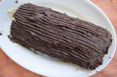 Yule log pasta, çikolata ile kaplı