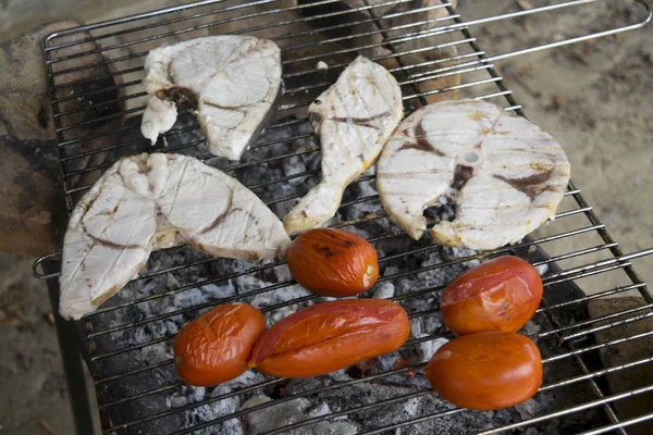 Gegrilde zwaardvis en tomaten — Stockfoto