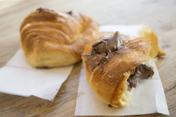 Pijn au chocolat of chocolade croissant — Stockfoto