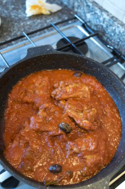 tencerede tavuk chasseur prepating