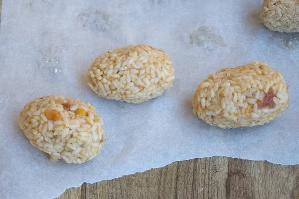 Arancini italiano antes de ser frito — Foto de Stock