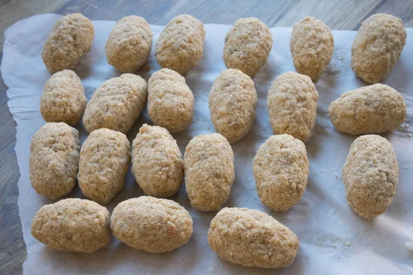 Voorbereiding van Italiaanse gebakken rijst ballen — Stockfoto