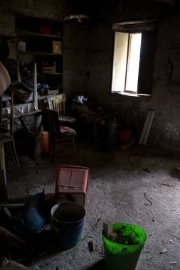 terk edilmiş nesnelerle eski depo