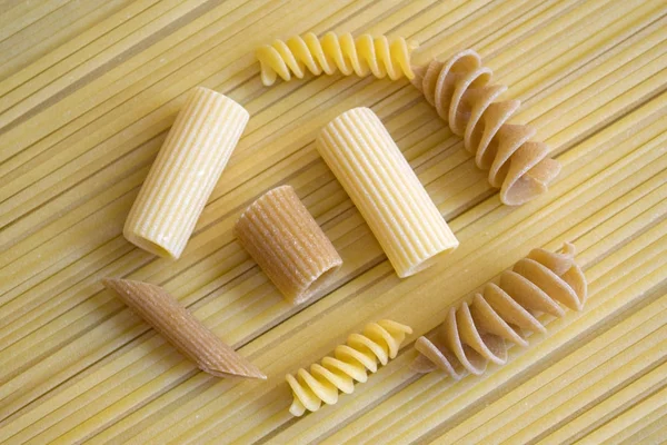 Assortiment van normaal en volkoren pasta — Stockfoto