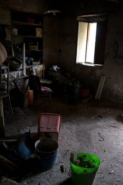 terk edilmiş nesnelerle eski depo