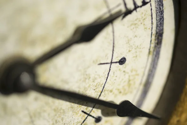 Konzept der Zeit mit einer alten Uhr — Stockfoto