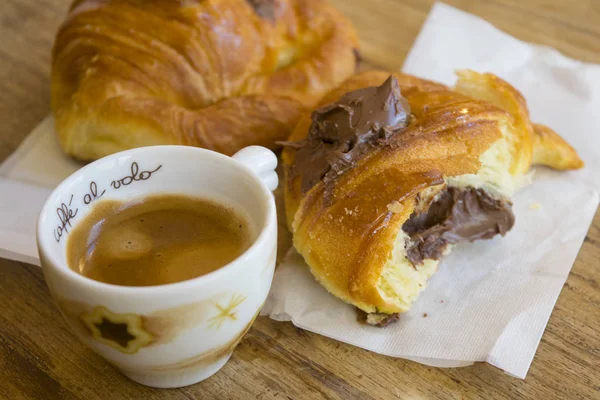 Dark chocolate cream horn and espresso coffee — Stock Photo, Image