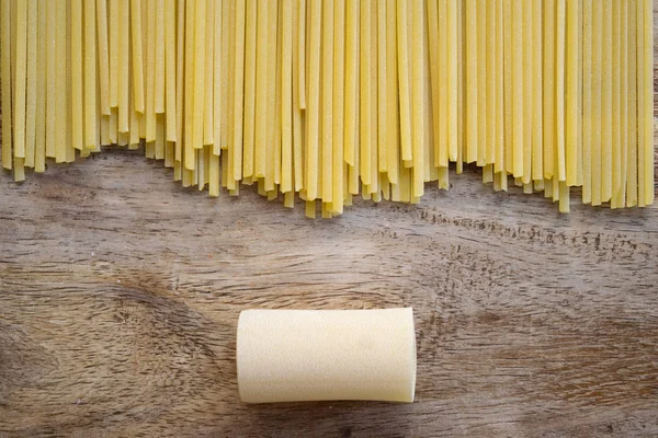 Pâtes spaghetti et paccheri — Photo
