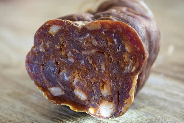 Gepeperde salami genaamd soppressata — Stockfoto