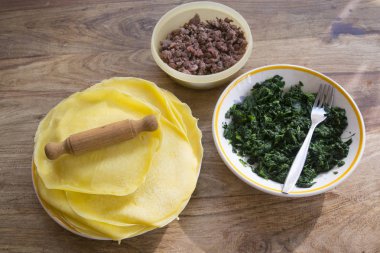 et ve ıspanaklı krep hazırlanıyor