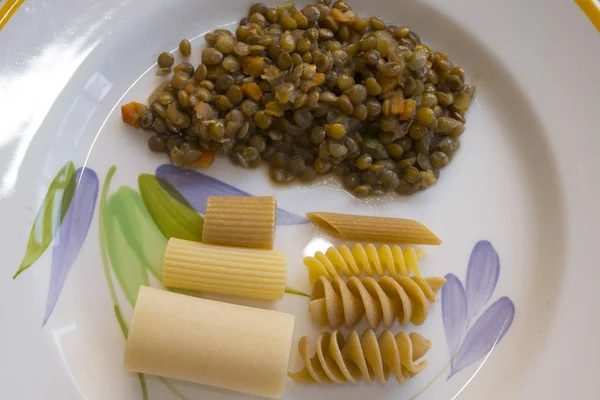 Massa variada e sopa de lentilhas — Fotografia de Stock