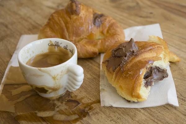 Restjes van espressokoffie en chocolade hoorn — Stockfoto