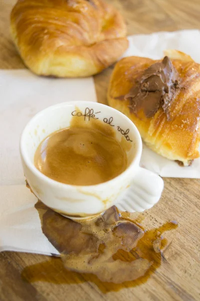Restjes van espressokoffie en chocolade hoorn — Stockfoto