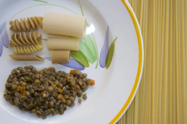 Macarrão e sopa de lentilha — Fotografia de Stock