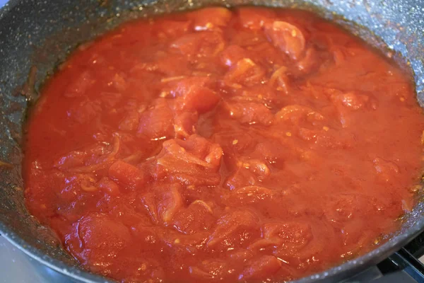 Saus gemaakt met gepelde tomaat — Stockfoto