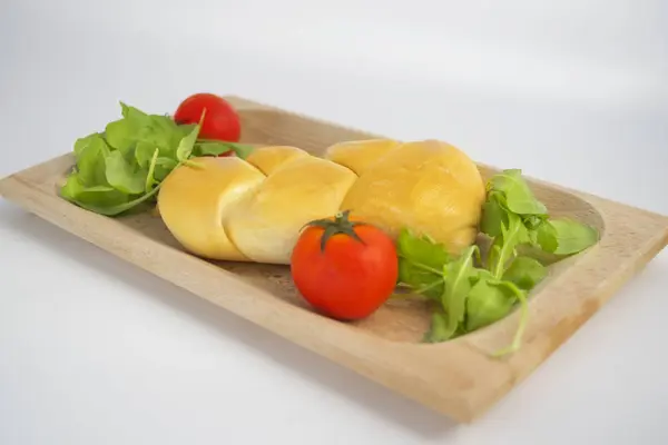 Scamorza kaas met cherry tomaten en sla — Stockfoto