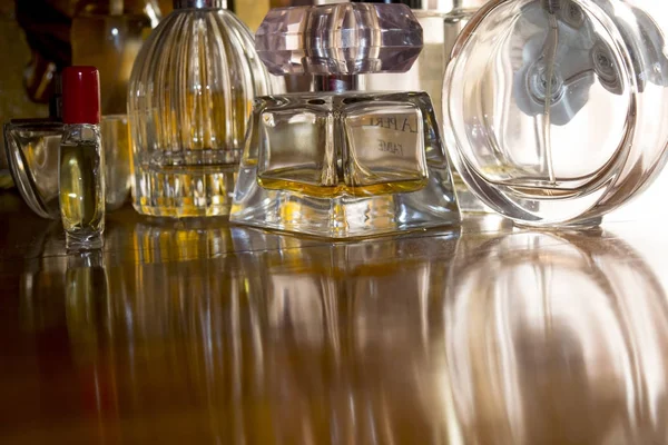 Frasco de perfume em back-lit — Fotografia de Stock