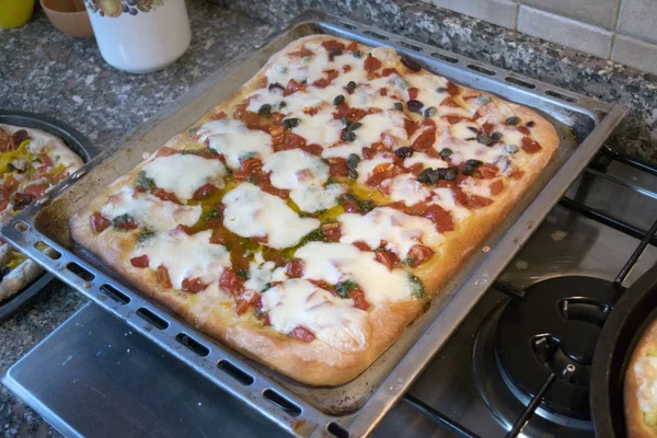 Yeni fırın çekilen evde yapılan pizza — Stok fotoğraf