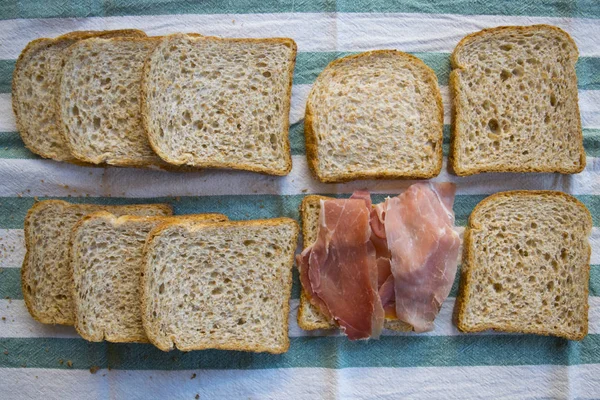 Plochý tvar sendvič s uzenou šunkou — Stock fotografie
