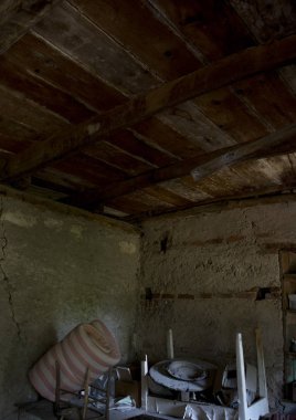 ile eski tavan ve tavan ahşap kiriş ile