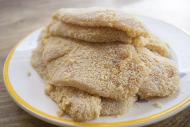 ekmekli tavuk göğsü hazırlanıyor