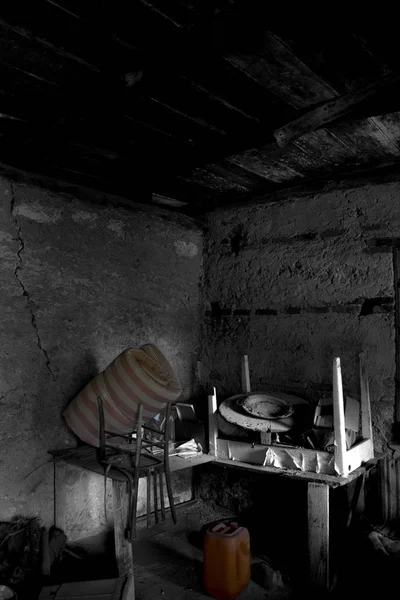 함께 오래 된 다락방과 나무 빔 천장 — 스톡 사진