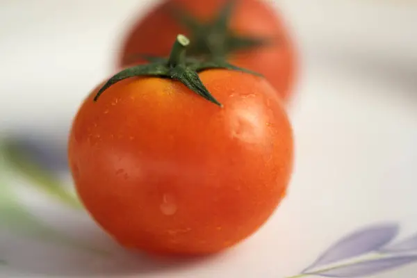 Close-up de um tomate de cereja — Fotografia de Stock