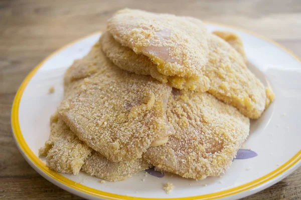 ekmekli tavuk göğsü hazırlanıyor