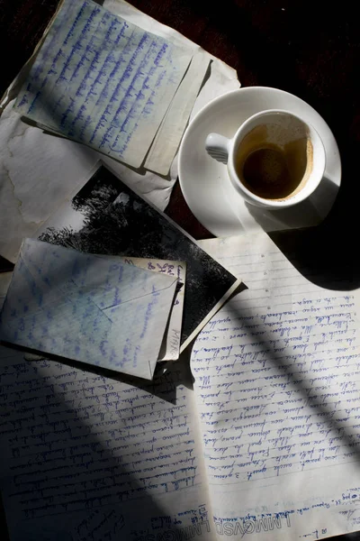 Memórias antigas com um diário manuscrito e folhas vincadas — Fotografia de Stock