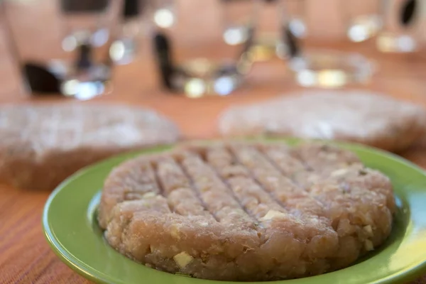 Rauw varkensvlees Hamburger net ontdooid — Stockfoto