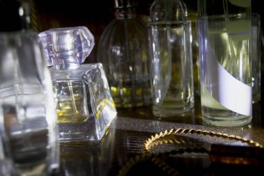 lateral ışıktan illumined parfüm şişeleri