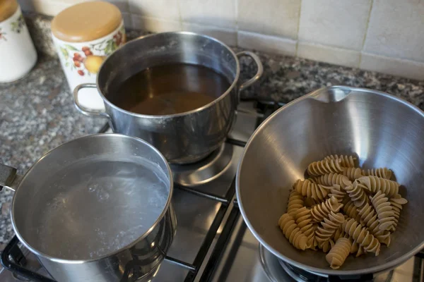 Preparing wholemeal pasta — Stock Photo, Image