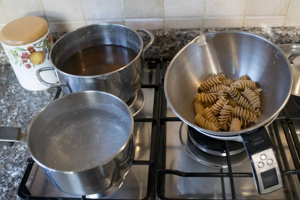 Preparing wholemeal pasta — Stock Photo, Image