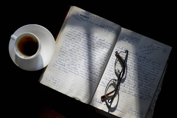 Writing the thoughts its own hands on a diary — Stock fotografie