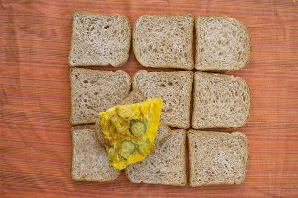 Keil aus Zucchini-Omelett auf einem Hintergrund aus Sandwichbrot — Stockfoto