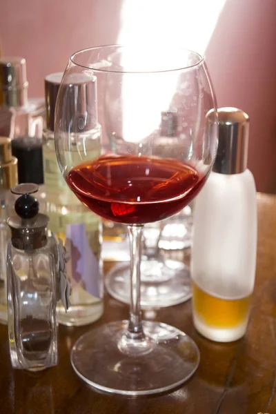 Ballon rode wijn verward tussen parfumflesjes — Stockfoto