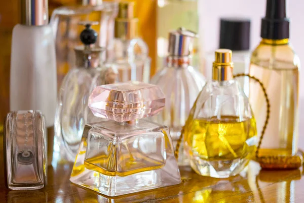 Çeşitli parfüm şişeleri — Stok fotoğraf