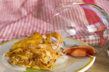 Lazanya ve balon şarap bölümünü