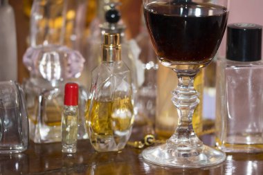 güzellik ürünleri arasında kırmızı şarap bardağı