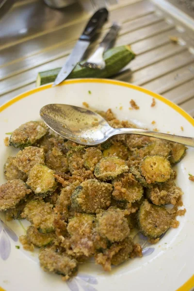 Gepaneerd en gegratineerde courgette — Stockfoto