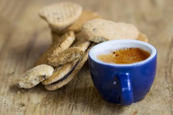 Café expresso e biscoitos de farelo — Fotografia de Stock