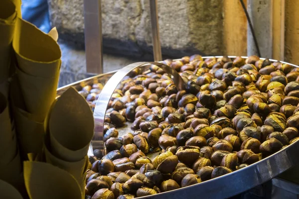 Corneto de castanhas assadas como comida de rua — Fotografia de Stock