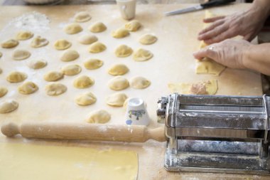 evde dolma mantı hazırlanıyor