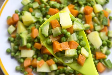 bir spatula doğranmış sebze